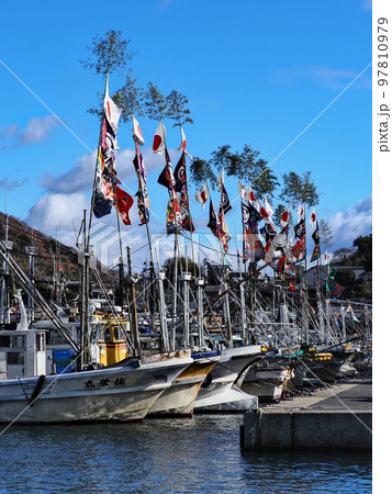 2022年元日の室津漁港の風景　大漁旗 97810979