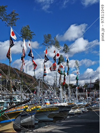 2022年元日の室津漁港の風景 大漁旗 2022年元日の室津漁港の風景 大漁旗 97811049