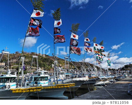 2022年元日の室津漁港の風景　大漁旗 97811056