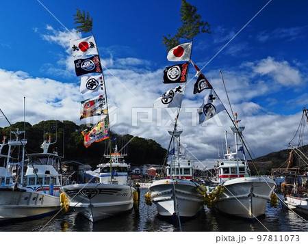 2022年元日の室津漁港の風景　大漁旗 97811073