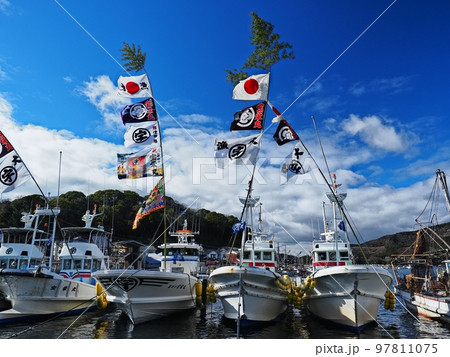 2022年元日の室津漁港の風景　大漁旗 97811075
