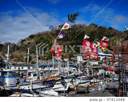 2022年元日の室津漁港の風景 大漁旗 2022年元日の室津漁港の風景 大漁旗 97811088