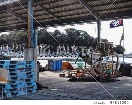 2022年元日の室津漁港の風景　大漁旗 97811090