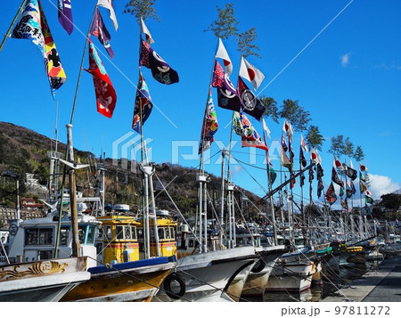 2022年元日の室津漁港の風景　大漁旗 97811272