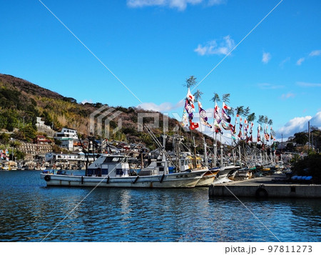 2022年元日の室津漁港の風景　大漁旗 97811273