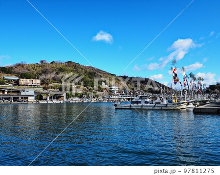 2022年元日の室津漁港の風景　大漁旗 97811275