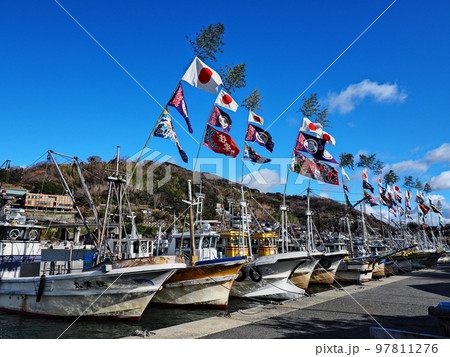 2022年元日の室津漁港の風景　大漁旗 97811276