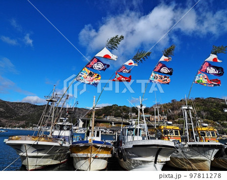 2022年元日の室津漁港の風景　大漁旗 97811278