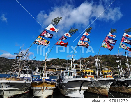 2022年元日の室津漁港の風景　大漁旗 97811279