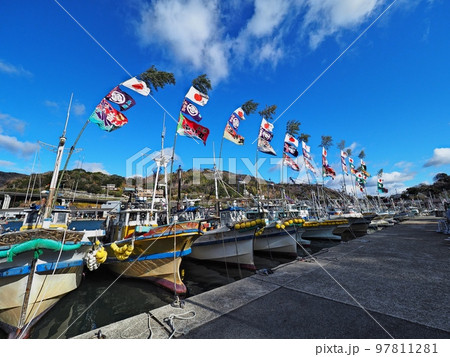 2022年元日の室津漁港の風景　大漁旗 97811281
