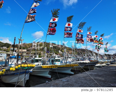 2022年元日の室津漁港の風景　大漁旗 97811285