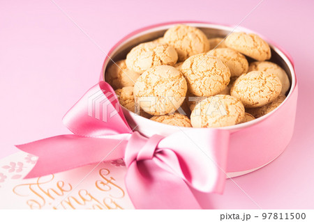 杏仁フレーバーのイタリア伝統菓子「アマレッティ」 杏仁フレーバーのイタリア伝統菓子「アマレッティ」 97811500
