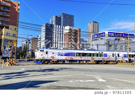 大阪府　廃止予定の西梅田一番踏切を通過する283系関空特急はるか 97811505