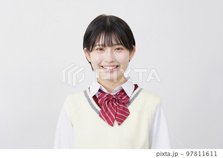 カメラ目線で笑顔の女子高生のポートレート　白背景 97811611