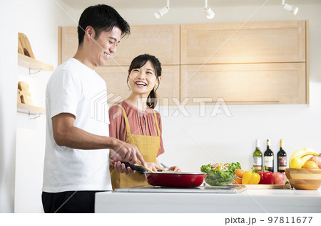 料理をする若い夫婦 97811677