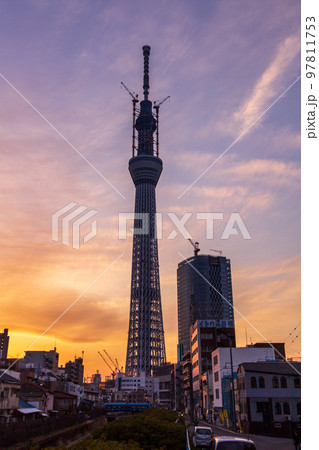 「東京都」十間橋から建設中の東京スカイツリーを望む・夕景 97811753