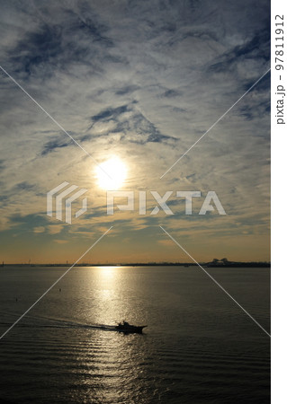 自然 風景 東京湾の夕方、夕日の中を旧江戸川方向に進む舟の写真素材 [97811912] - PIXTA