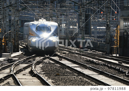 入線してくる新幹線 のぞみの先頭車両 シルエット 入線してくる新幹線 のぞみの先頭車両 シルエット 97811988