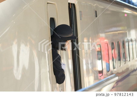新幹線の車掌　出発進行　安全確認をする新幹線の車掌 97812143