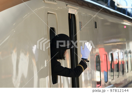 新幹線の車掌　出発進行　安全確認をする新幹線の車掌 97812144