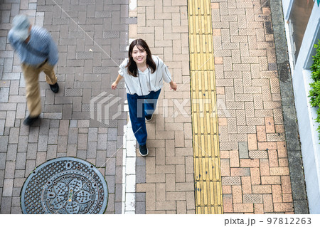 街中を散歩する若い女性　俯瞰撮影 97812263