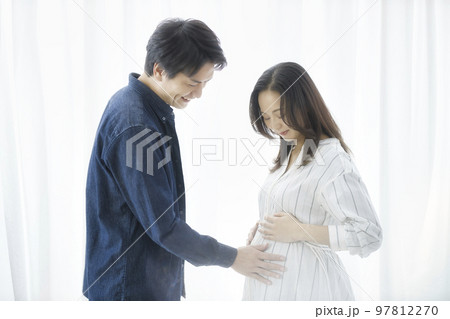 マタニティ　妊婦　カップル  97812270