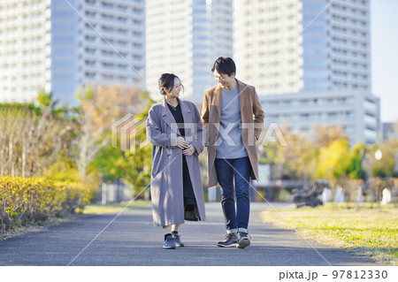 コートを着て散歩をするカップル 97812330