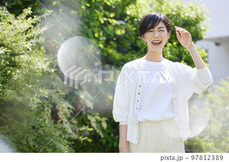 緑の中の若い女性のビューティー 97812389