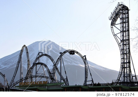 黄昏時の富士急ハイランド 97812574