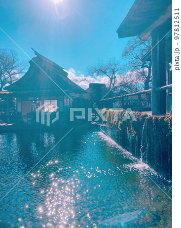 世界遺産 忍野八海と水車 97812611