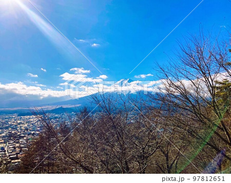 新倉山浅間公園から臨む富士山 新倉山浅間公園から臨む富士山 97812651