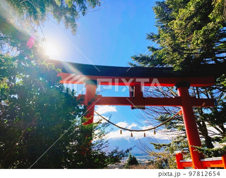 新倉富士浅間神社と富士山 97812654