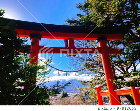 新倉富士浅間神社と富士山 97812655