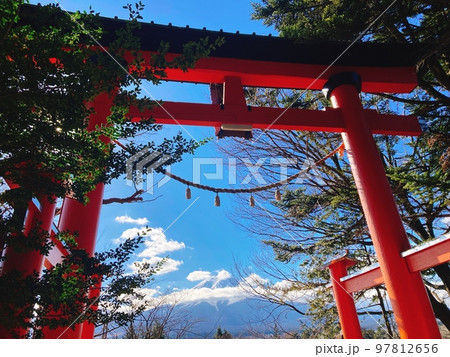 新倉富士浅間神社と富士山 新倉富士浅間神社と富士山 97812656