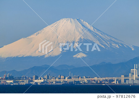 千葉県/ 海ほたるパーキングエリアから見る富士山（超望遠レンズによる撮影） 97812676