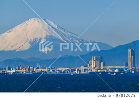 千葉県/ 海ほたるパーキングエリアから見る富士山（超望遠レンズによる撮影） 97812678