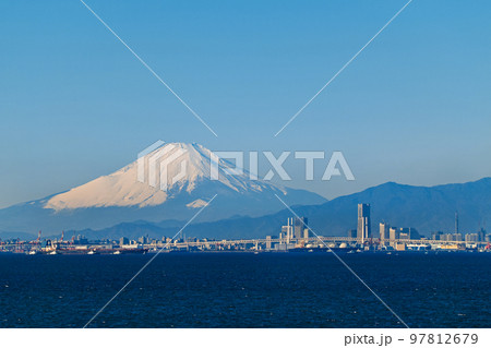 千葉県/ 海ほたるパーキングエリアから見る富士山（超望遠レンズによる撮影） 97812679