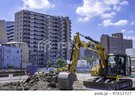工事現場で働くショベルカー 工事現場で働くショベルカー 97812727
