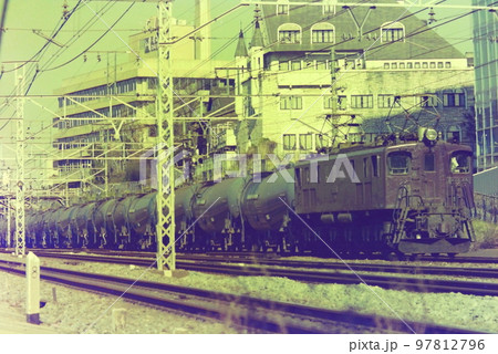 原宿ー渋谷間を走る旧型電気機関車の引くタンク貨物列車、1976年12月31日、EF15 48 97812796
