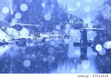 雪降る冬の只見線 97813648