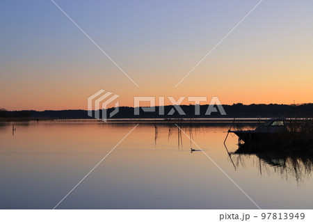 印旛沼の朝焼けの風景 97813949