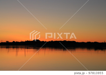 印旛沼の朝焼けの風景 印旛沼の朝焼けの風景 97813955