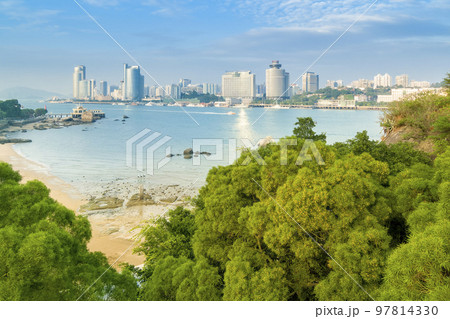 福建省厦門市・鼓浪嶼の海岸と厦門島のビル群 / Xiamen, China 福建省厦門市・鼓浪嶼の海岸と厦門島のビル群 / Xiamen, China 97814330