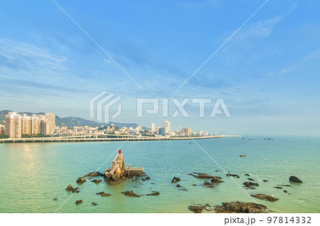 福建省厦門市 鼓浪嶼から眺める厦門島の街並み・演武大橋 / Xiamen, China 97814332