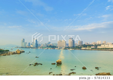 福建省厦門市・鼓浪嶼から眺める青い海と厦門島のビル群 / Xiamen, China  97814333
