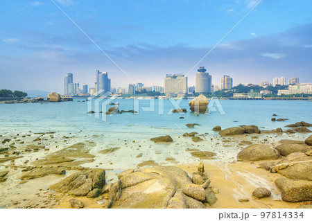 福建省厦門市・鼓浪嶼の海岸から望む厦門島のビル群 / Xiamen, China  97814334