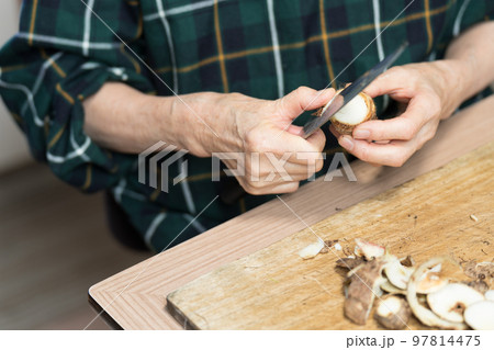 里芋の皮むき 97814475