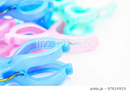 カラフルな洗濯ばさみ 97814929