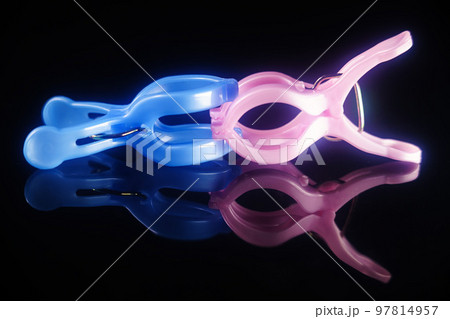 ピンクと水色の洗濯ばさみ 黒バック 97814957