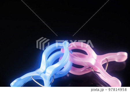 ピンクと水色の洗濯ばさみ 黒バック 97814958